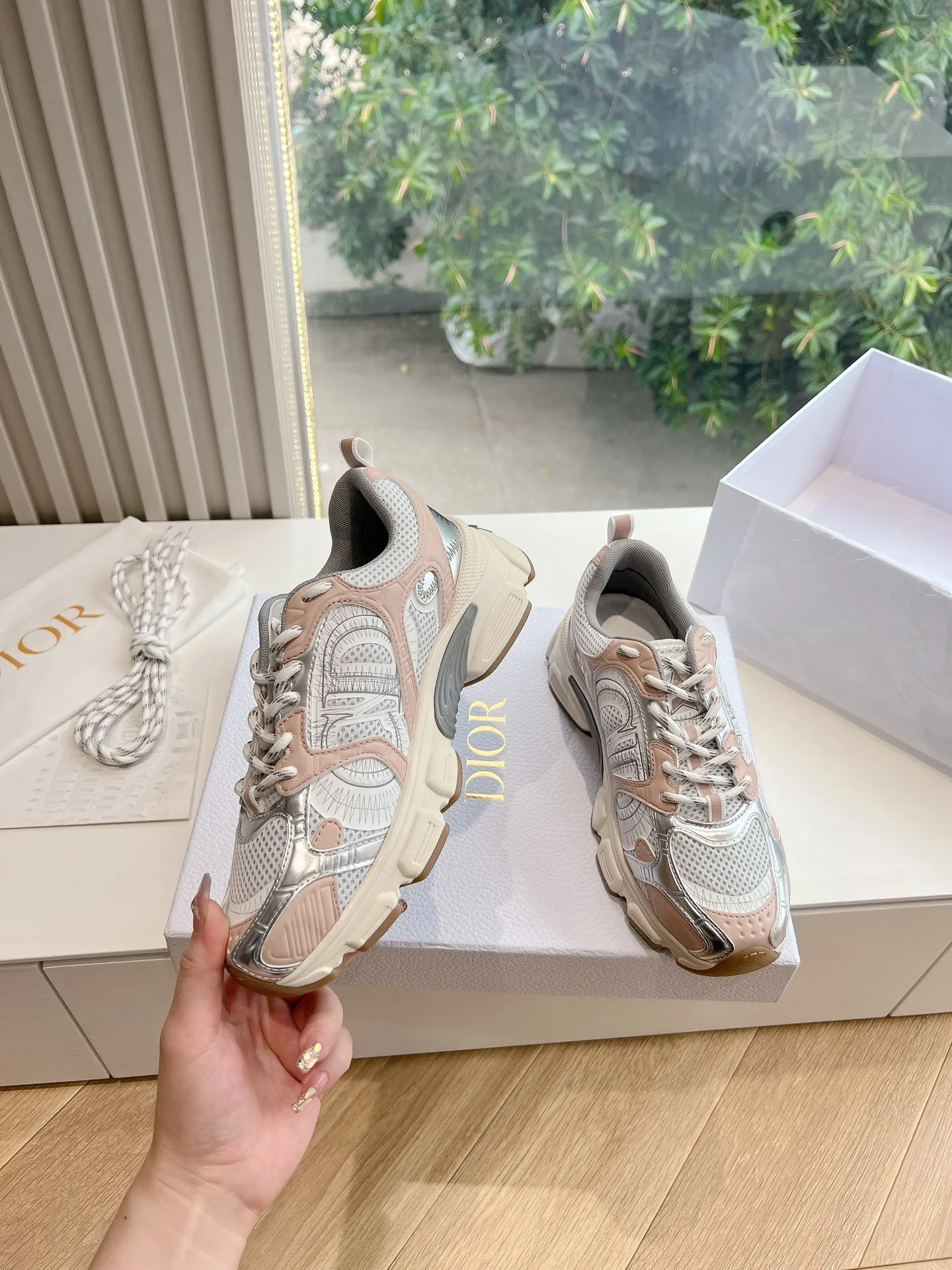 👟👟Ex-factory price 640👟👟 (Top version) Dior Chrono series sports shoes Purchased and developed in Taikoo Hui for RMB 18,200. This Dior chrono sports shoe continues the timeless silhouette and is carefully made of mesh, so it will be particularly comfortable on the feet. It is decorated with CD special craftsmanship logo to enhance the style. The lightweight style is matched with the "Christian Dior" logo thin sole, suitable for all seasons, and can be matched with all kinds of casual looks to add a finishing touch. Classic and super durable. Upper: cowhide stitching. Original molded outsole. Size: 35-41. Full set of counter synchronized gift box 💝 packaging